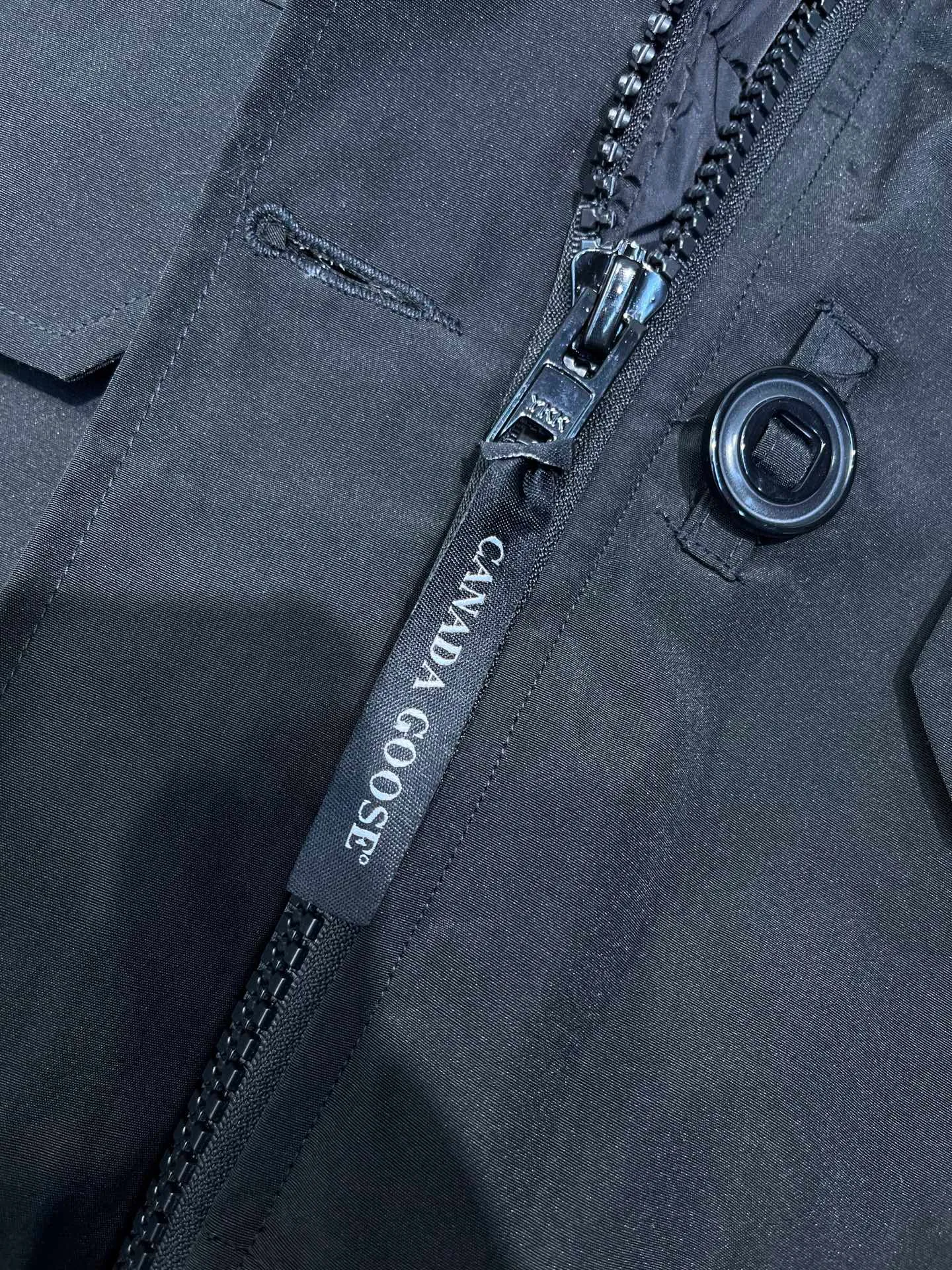 P780 CANADA GOOES 02 model (black) Chilliwa bomber jacket 02 model, chosen by Arctic and Antarctic scientific expedition teams as cold-proof equipment, the Rolls-Royce of down jackets. ➖ Industry-leading anti-counterfeiting chip sensing. ➖ Imported Behringer embroidery machines and customized embroidery labels, the highest level and industry leading. ➖ Imported Korean 21-count polyester-cotton blended original fabric, TC85 waterproof coated fabric, water-repellent, windproof and wear-resistant. ➖ The new national standard 80 white duck down is filled with an average of 520 grams of down. The amount of down filled is industry-leading. ➖ 100% nylon lon lining with double double-layer sealing design to prevent velvet running, seamless thread design on cuffs! ➖ Western Canadian Green Wolf Collar. ➖ Yoshida YKK provides original factory-customized electroplated sliders. YKK two-way lockable zippers are tight and smooth and do not peel off paint. ➖ 3M composite Velcro is durable and the accessories and hardware are all custom-made. Note: Our copywriting is only simple and clear. Instead of bragging about the copywriting, it is better to compare and understand with samples. Only for the purest, most focused, most professional, highest quality, and highest sex!  size：xs-xl